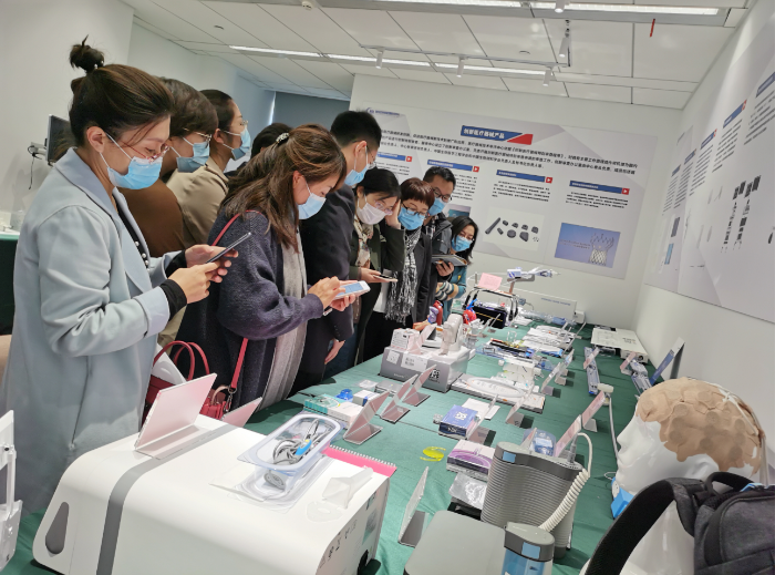 企業(yè)和媒體代表正在了解器審中心近年審評(píng)的創(chuàng)新醫(yī)療器械產(chǎn)品。 落楠攝.