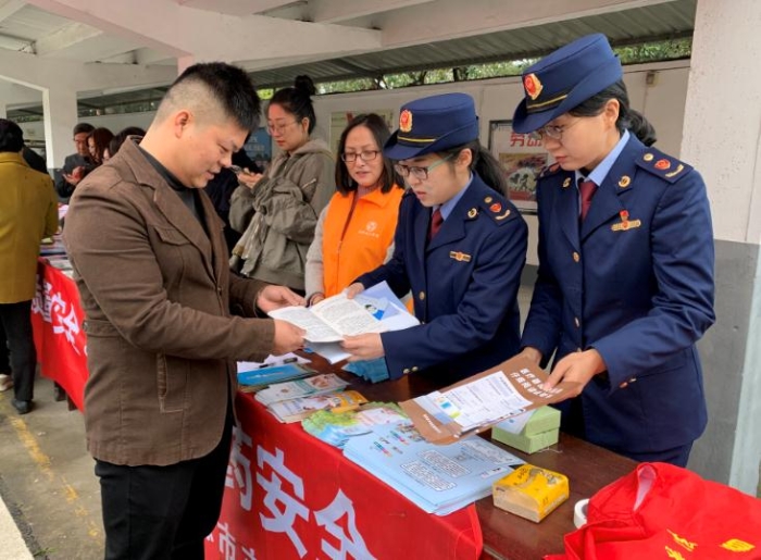 圖為該分局執(zhí)法人員在現(xiàn)場發(fā)放相關宣傳資料。