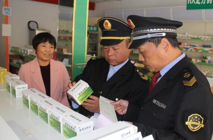 圖為該局執(zhí)法人員在一藥店進(jìn)行執(zhí)法檢查。
