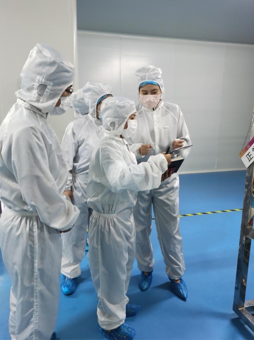 圖2：模擬檢查現(xiàn)場(chǎng)，檢查員查看企業(yè)生產(chǎn)記錄。國(guó)家藥監(jiān)局高研院供圖