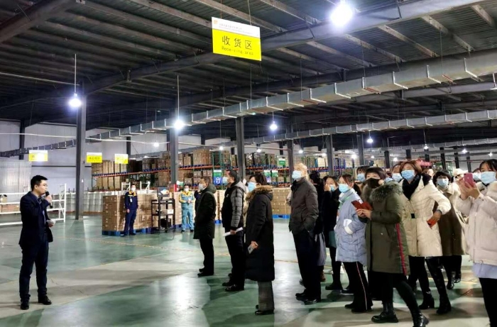 參會(huì)人員現(xiàn)場(chǎng)觀摩藥品批發(fā)企業(yè)。