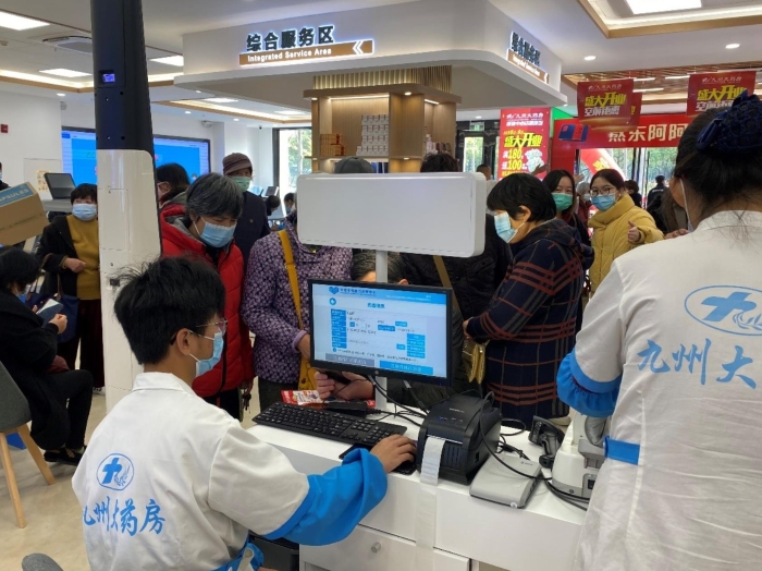 MMC健康便利店——眼底病變預(yù)警體驗(yàn)市民排隊(duì)檢測(cè)。