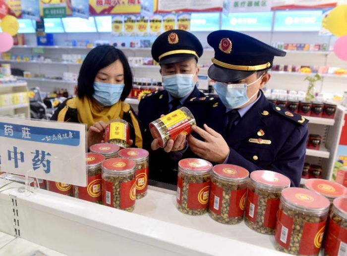 圖為該局馬鞍街道執(zhí)法人員在一家藥店檢查中藥飲片銷(xiāo)售情況。