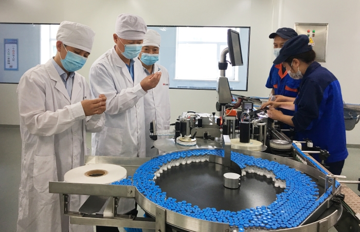 圖3為執(zhí)法人員加強藥品生產(chǎn)企業(yè)質(zhì)量及安全生產(chǎn)管理。