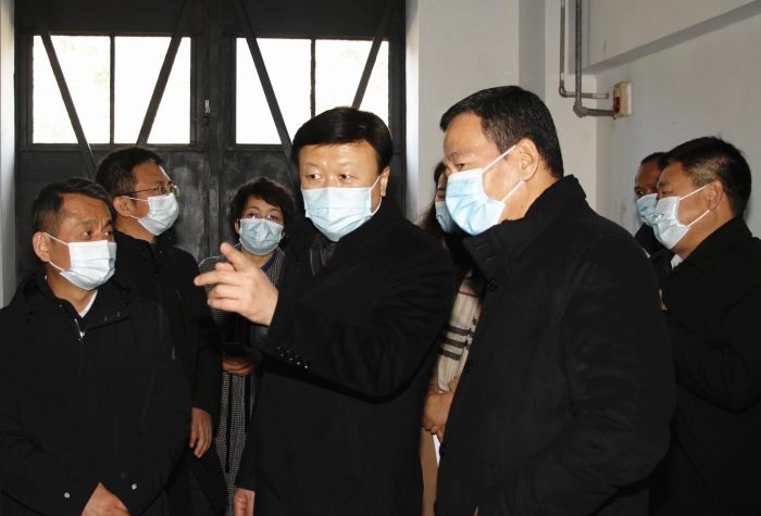 督導(dǎo)組一行在陜西醫(yī)藥控股醫(yī)療科技有限公司檢查醫(yī)用防護(hù)口罩生產(chǎn)情況