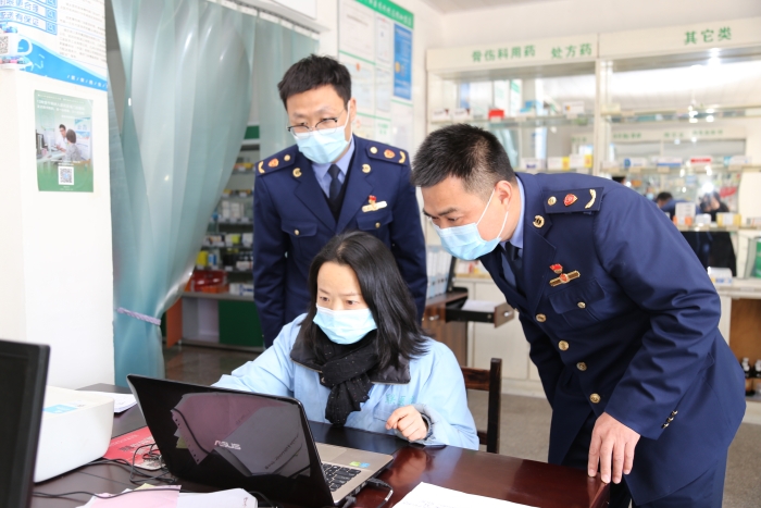 圖為執(zhí)法人員在查看進(jìn)貨臺(tái)賬