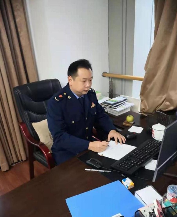 韓剛毅，現(xiàn)為溫州市市場監(jiān)管局藥品認證檢查中心主任，從2003年開始從事醫(yī)療器械監(jiān)管工作，國家級第四批醫(yī)療器械檢查員。