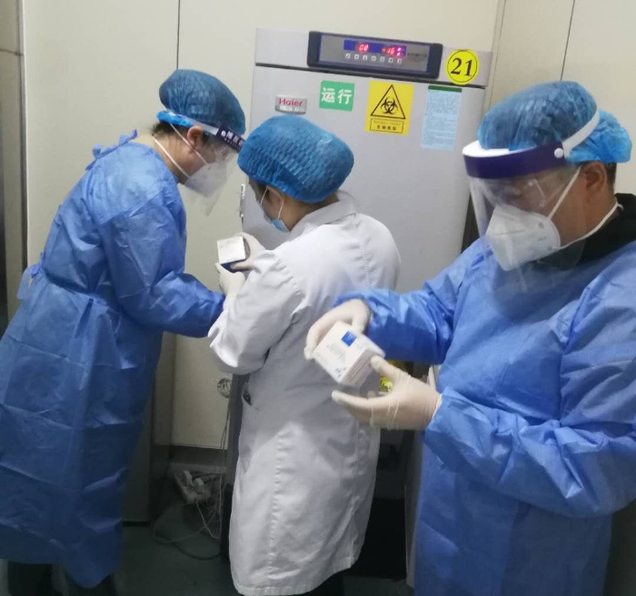 圖為執(zhí)法人員檢查醫(yī)療器械經(jīng)營企業(yè)情況。