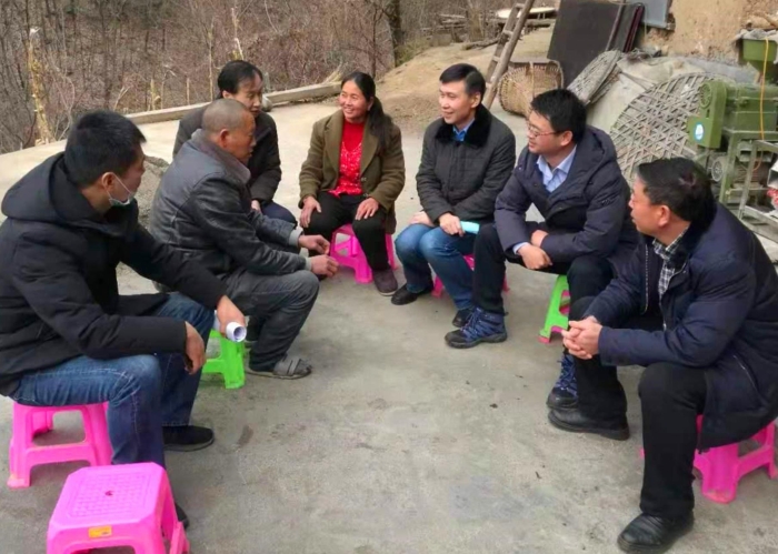 陜西省藥監(jiān)局工作人員深入曾經(jīng)幫扶過(guò)的農(nóng)戶家中深入了解其生產(chǎn)生活情況（田闖攝）