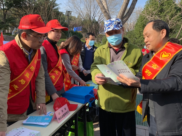 圖為山東省藥監(jiān)局工作人員向社區(qū)居民講解安全用藥知識。