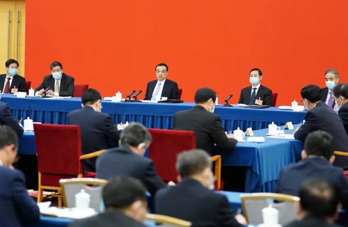 3月6日，中共中央政治局常委、國務(wù)院總理李克強(qiáng)看望出席全國政協(xié)十三屆四次會(huì)議的經(jīng)濟(jì)界委員并參加討論。新華社記者 燕雁 攝