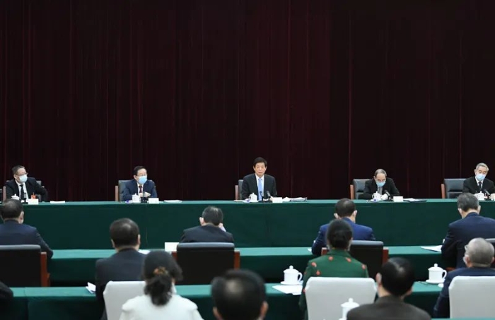 3月6日，中共中央政治局常委、全國人大常委會(huì)委員長栗戰(zhàn)書看望出席全國政協(xié)十三屆四次會(huì)議的致公黨、僑聯(lián)、對外友好界委員并參加討論。新華社記者 申宏 攝