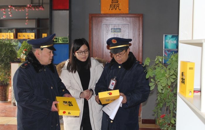 圖為該局執(zhí)法人員在一保健食品專賣店進行執(zhí)法檢查。