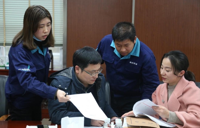 學員查看企業(yè)文件資料并交流探討