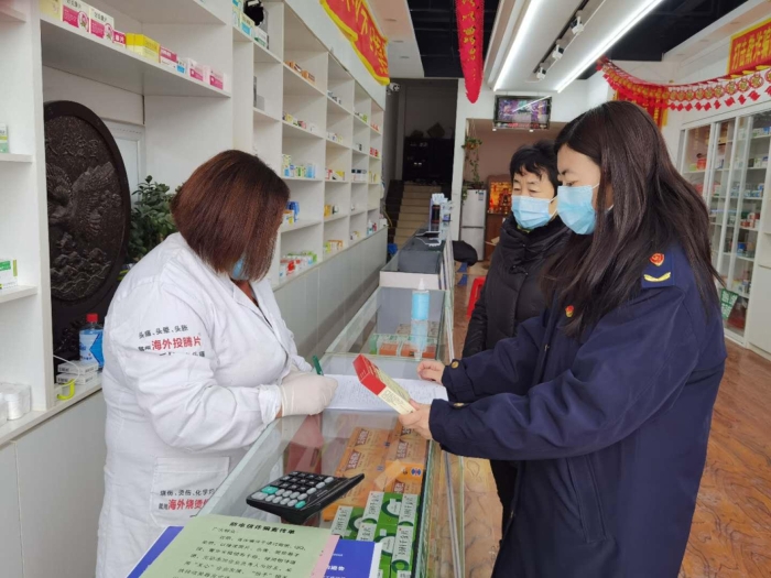 圖為執(zhí)法人員檢查藥店藥品進(jìn)貨渠道、采購(gòu)、儲(chǔ)存等重點(diǎn)環(huán)節(jié)。