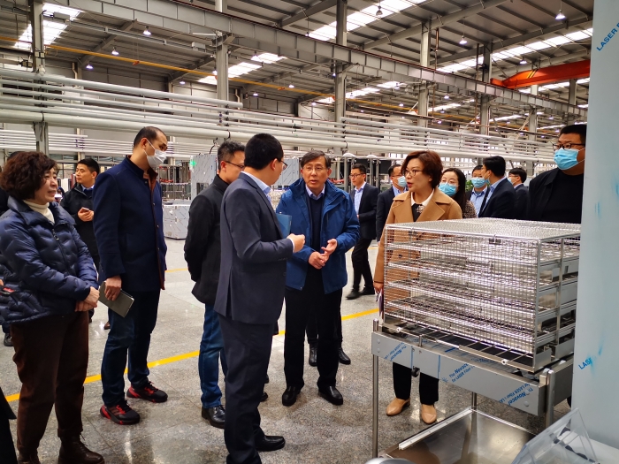 圖為審評(píng)團(tuán)隊(duì)在企業(yè)進(jìn)行實(shí)地審核。