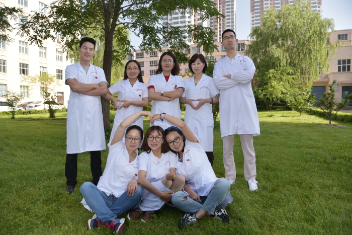 圖為青海省藥品檢驗(yàn)檢測(cè)院化妝品室人員。（郭凱寧攝）