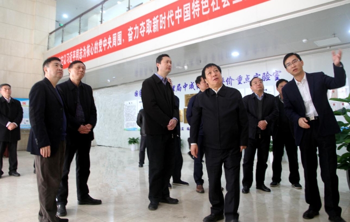 圖為孫菊生一行在重點(diǎn)實(shí)驗(yàn)室調(diào)研