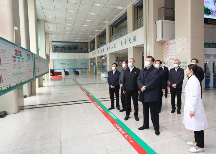 3月22日至25日，中共中央總書記、國家主席、中央軍委主席習(xí)近平在福建考察。這是23日上午，習(xí)近平在三明沙縣總醫(yī)院住院樓一層大廳，聽取醫(yī)改情況介紹。新華社記者 王曄 攝