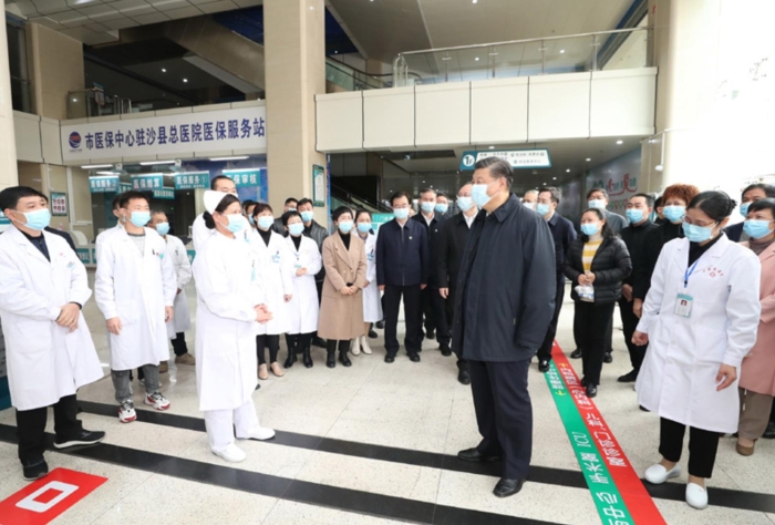 3月22日至25日，中共中央總書記、國家主席、中央軍委主席習(xí)近平在福建考察。這是23日上午，習(xí)近平在三明沙縣總醫(yī)院住院樓一層大廳，聽取醫(yī)改情況介紹。新華社記者 王曄