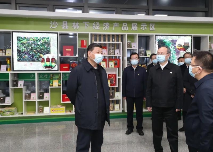 3月22日至25日，中共中央總書記、國家主席、中央軍委主席習(xí)近平在福建考察。這是23日下午，習(xí)近平在三明沙縣農(nóng)村產(chǎn)權(quán)交易中心考察。新華社記者 王曄 攝
