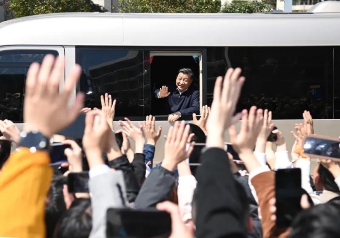 3月22日至25日，中共中央總書記、國家主席、中央軍委主席習(xí)近平在福建考察。這是25日上午，習(xí)近平在福州閩江學(xué)院考察時，向師生們揮手致意。新華社記者 燕雁 攝