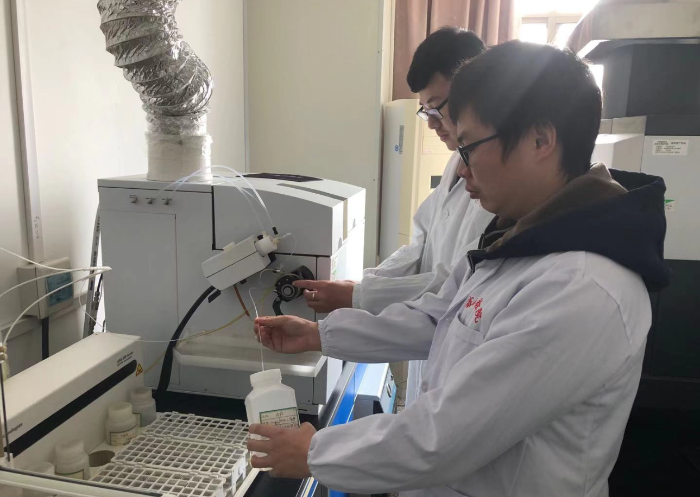 圖為檢驗人員對嬰幼兒護膚品中是否含有重金屬進行檢測。 占翌領(lǐng) 攝