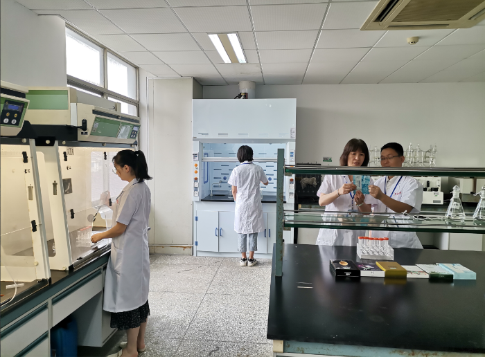 圖為檢驗人員對面膜中是否含糖皮質(zhì)激素進行檢測。占翌領(lǐng) 攝