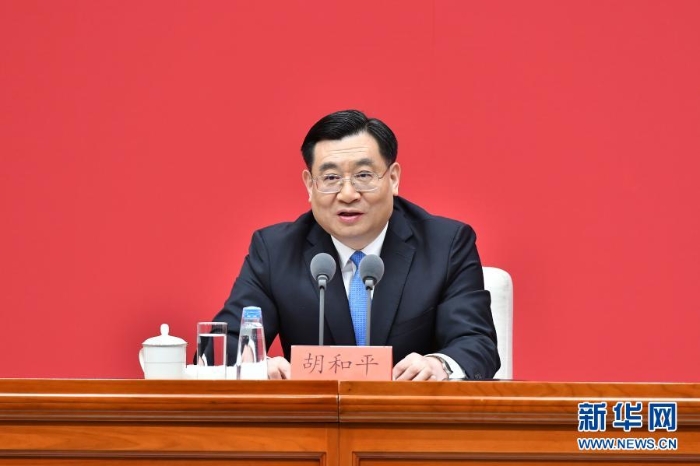 　3月23日，中共中央在北京舉行新聞發(fā)布會(huì)，介紹中國(guó)共產(chǎn)黨成立100周年慶?；顒?dòng)有關(guān)情況，并答記者問(wèn)。這是中宣部副部長(zhǎng)、文化和旅游部部長(zhǎng)胡和平在發(fā)布會(huì)上介紹有關(guān)情況。新華社記者 李鑫 攝