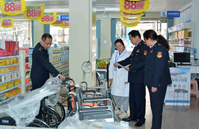 圖為4月15日，執(zhí)法人員檢查藥店醫(yī)療器械。