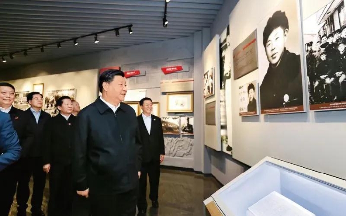 2018年9月25日至28日，中共中央總書記、國家主席、中央軍委主席習(xí)近平在東北三省考察，主持召開深入推進東北振興座談會。這是28日上午，習(xí)近平在遼寧撫順市參觀雷鋒紀(jì)念館。　新華社記者 鞠鵬/攝