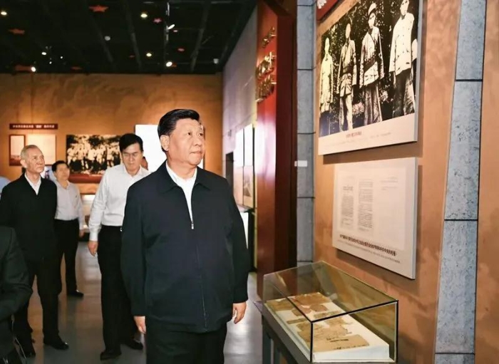 2019年5月20日至22日，中共中央總書記、國家主席、中央軍委主席習(xí)近平在江西考察，主持召開推動中部地區(qū)崛起工作座談會并發(fā)表重要講話。這是習(xí)近平在贛州市于都縣中央紅軍長征出發(fā)紀(jì)念館參觀，緬懷當(dāng)年黨中央和中央紅軍在蘇區(qū)浴血奮戰(zhàn)的崢嶸歲月。 新華社記者 謝環(huán)馳/攝
