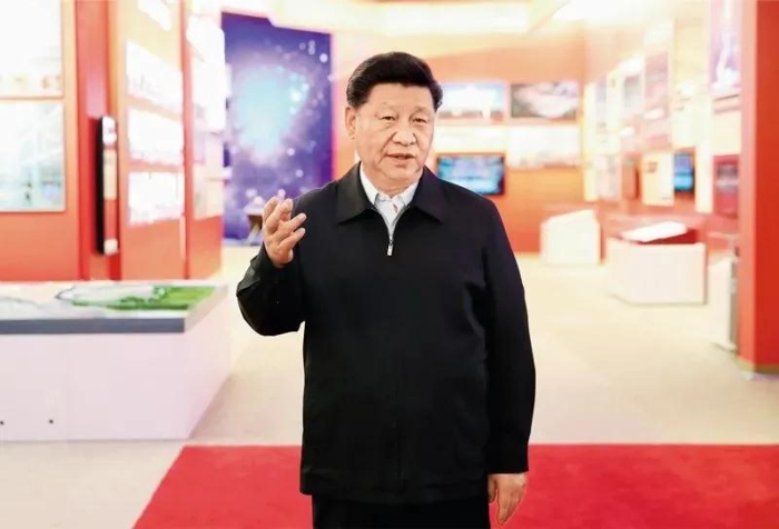 2019年9月23日，黨和國家領(lǐng)導(dǎo)人習(xí)近平、李克強、汪洋、王滬寧、趙樂際、韓正、王岐山等在北京展覽館參觀“偉大歷程 輝煌成就——慶祝中華人民共和國成立70周年大型成就展”。這是中共中央總書記、國家主席、中央軍委主席習(xí)近平在展覽上講話。 新華社發(fā) 盛佳鵬/攝