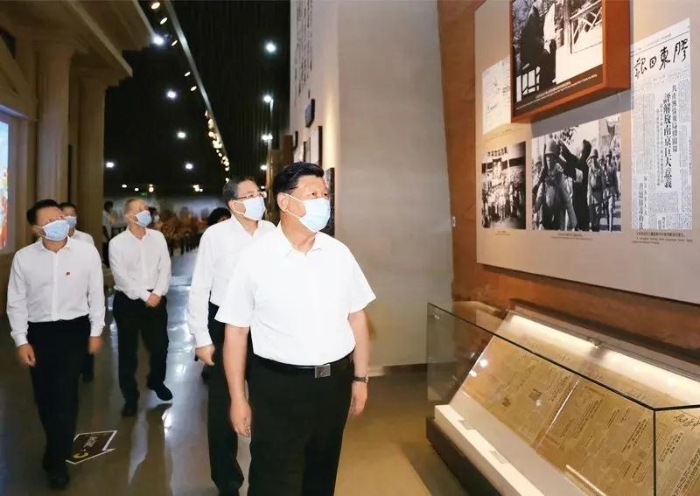 2020年8月18日至21日，中共中央總書記、國家主席、中央軍委主席習(xí)近平在安徽省考察。這是19日下午，習(xí)近平在合肥市參觀渡江戰(zhàn)役紀(jì)念館，重溫革命歷史，緬懷革命先輩的豐功偉績?！⌒氯A社記者 鞠鵬/攝