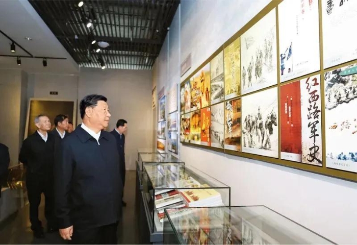2020年11月12日，浦東開發(fā)開放30周年慶祝大會在上海市舉行。中共中央總書記、國家主席、中央軍委主席習(xí)近平在會上發(fā)表重要講話。這是當(dāng)天上午，習(xí)近平等參觀“在國家戰(zhàn)略的引領(lǐng)下——浦東開發(fā)開放30周年主題展”。 新華社記者 殷博古/攝