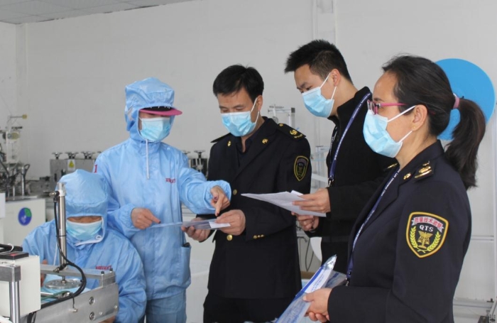 圖為該局執(zhí)法人員深入大營鎮(zhèn)一家口罩生產(chǎn)廠家檢查產(chǎn)品質(zhì)量并進行現(xiàn)場指導。