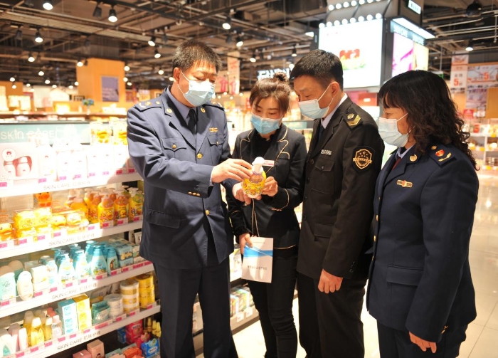 圖為該局執(zhí)法人員在大型商超兒童化妝品專柜進(jìn)行檢查。