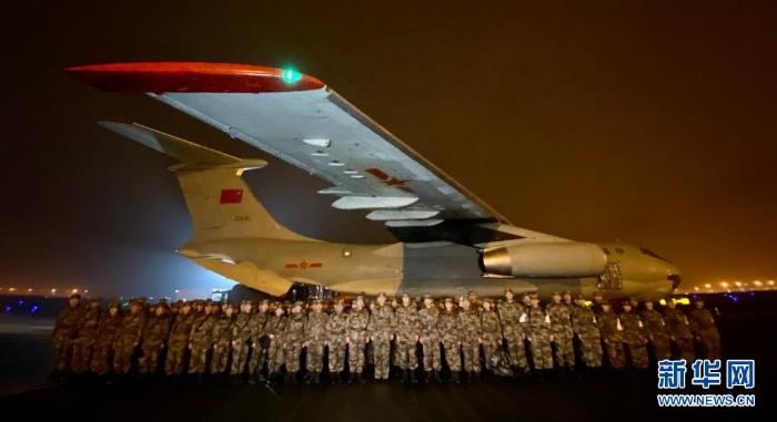 2020年1月24日晚，由陸軍軍醫(yī)大學(xué)抽調(diào)精干醫(yī)務(wù)人員，組建的150人醫(yī)療隊連夜從重慶出發(fā)，飛赴武漢支援抗擊新冠肺炎疫情。這是醫(yī)療隊在重慶江北國際機場停機坪集結(jié)。新華社發(fā)