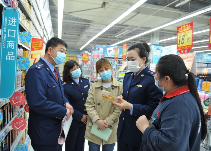 圖為該局工作人員在大型商超化妝品專柜進行監(jiān)督檢查和條例宣貫。