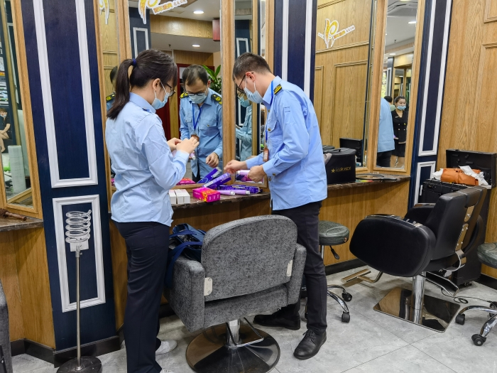 執(zhí)法人員對(duì)青秀區(qū)美容美發(fā)機(jī)構(gòu)的染發(fā)產(chǎn)品進(jìn)行監(jiān)督抽檢。