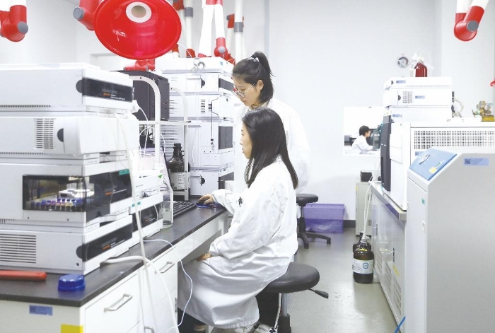 實(shí)驗(yàn)室研究人員在進(jìn)行化妝品檢驗(yàn)方法研究