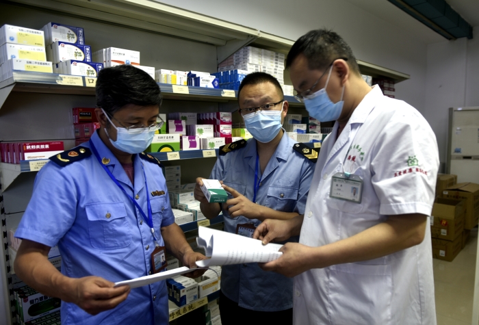 圖為執(zhí)法人員按照“中選藥品”目錄抽取藥品抽檢樣本。