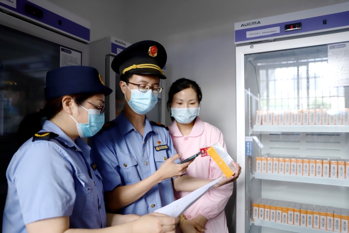 圖為5月21日該局執(zhí)法人員正在對市體育館內(nèi)接種點(diǎn)的疫苗進(jìn)行檢查。