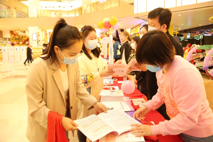 圖為工作人員向市民發(fā)放用妝安全科普宣傳資料