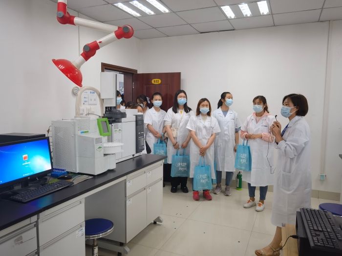 圖為參觀實(shí)驗(yàn)室。