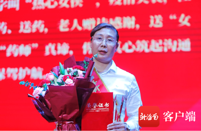 揭曉第三位最美執(zhí)業(yè)藥師——張小雙。記者 汪承賢攝