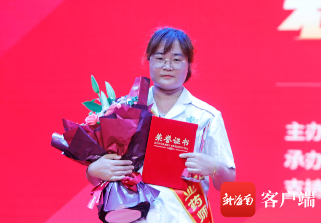 揭曉第六位最美執(zhí)業(yè)藥師——董秋苑。記者 汪承賢攝