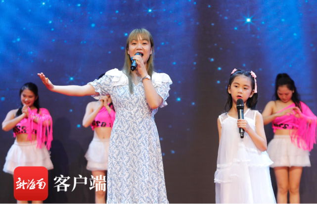 現(xiàn)場歌聲獻給這些最美藥師。記者 汪承賢攝