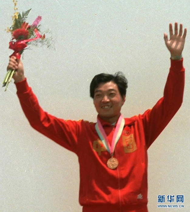 1984年洛杉磯奧運會上，許海峰在獲得男子自選手槍項目冠軍后領(lǐng)獎（資料照片）。新華社發(fā)
