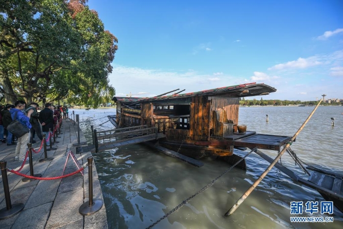 ?？吭诩闻d南湖湖心島的南湖紅船（2020年10月27日攝）。新華社記者 徐昱 攝